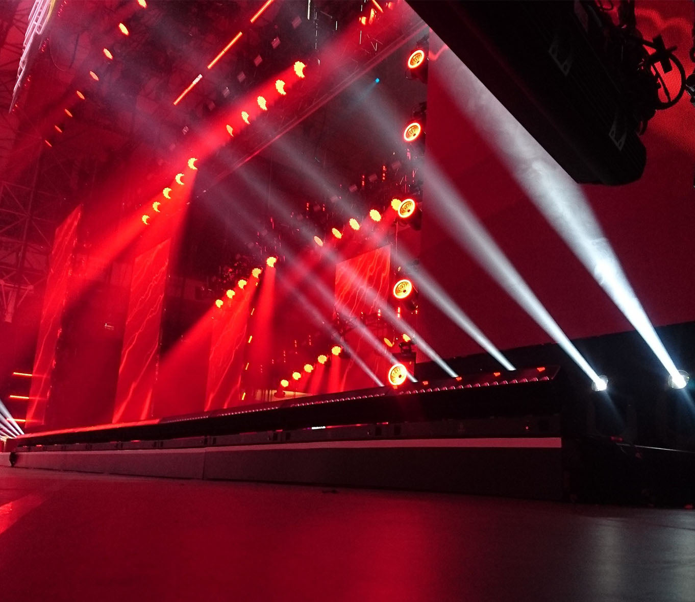 How To Choose The Best Stage Lights For DJ And Bands